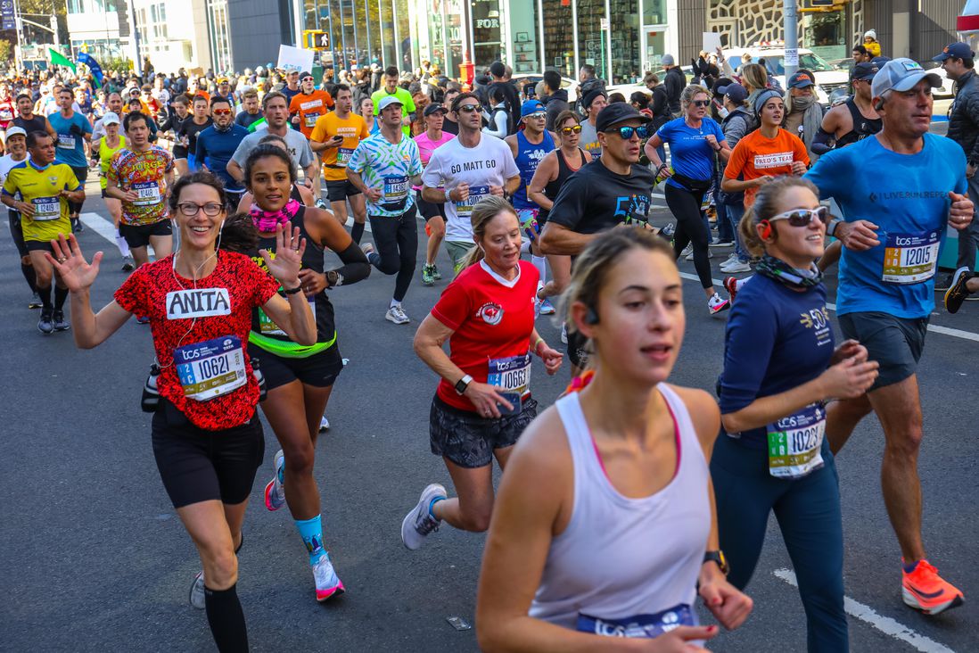 Runners and spectators at the NYC Marathon, 2021